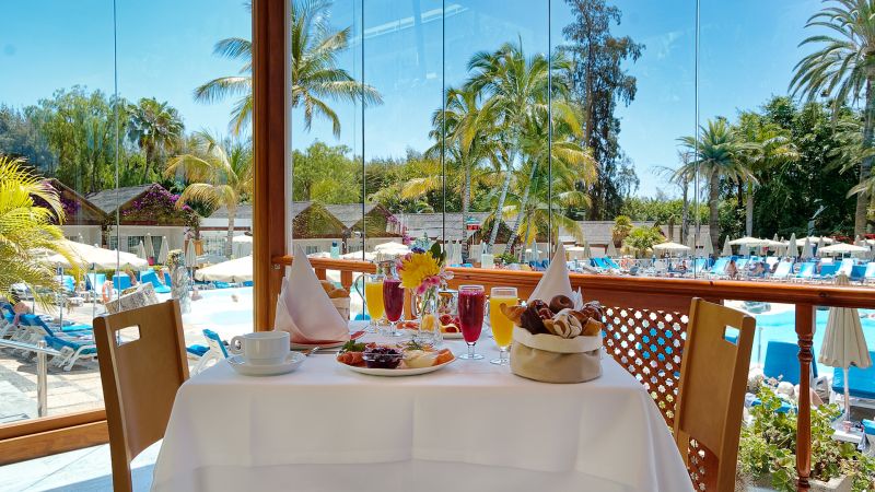 mesa del restaurante con vistas a la piscina