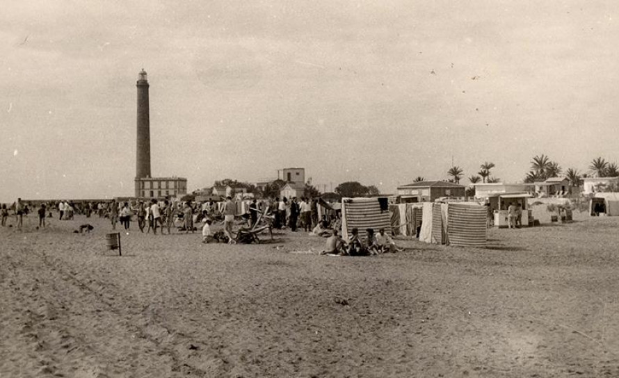 imagen antigua de la playa de maspalomas con el faro de fondo 
