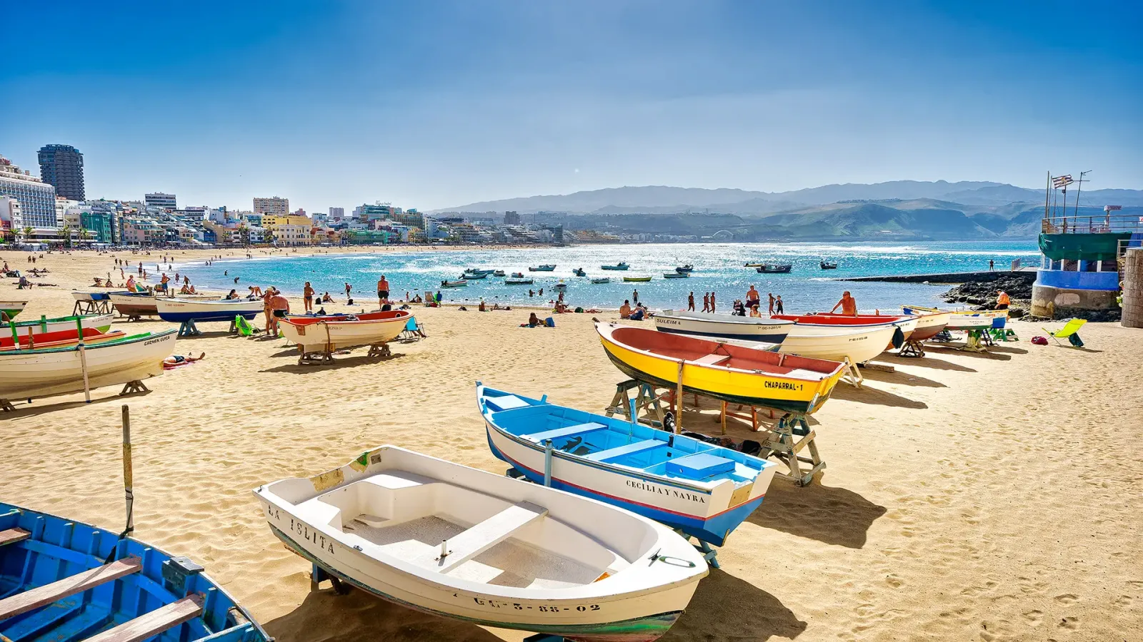 Strand mit Booten mitten im Sommer