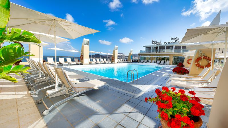 Imagen de la piscina del hotel reina isabel