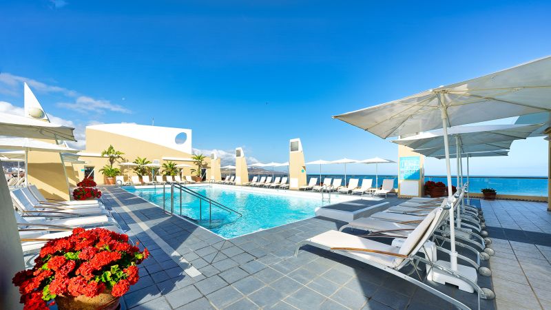 piscina en el hotel Bull Reina Isabel & Spa