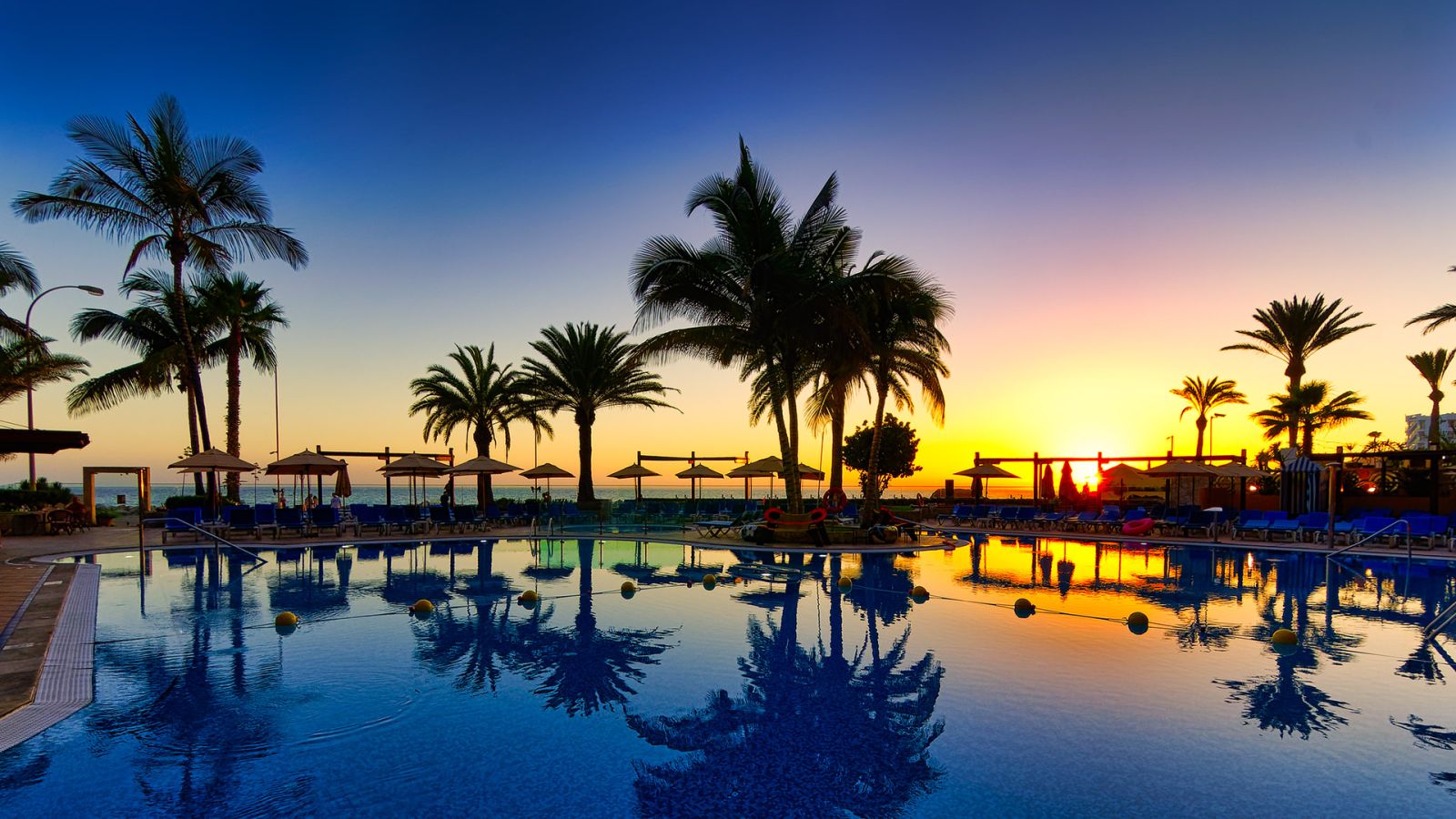 puesta de sol en la piscina del hotel dorado beach