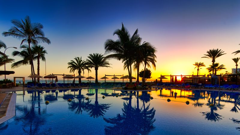 puesta de sol en la piscina del hotel dorado beach
