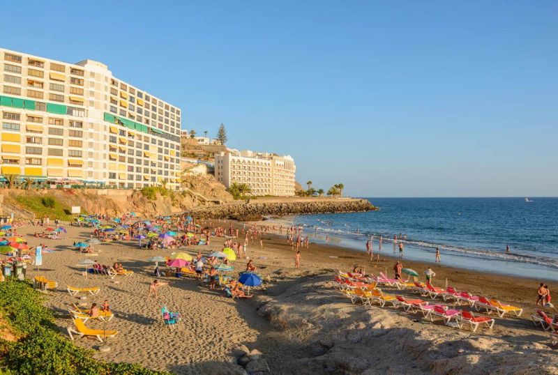 Imagen de la playa de Patalavaca repleta de gente