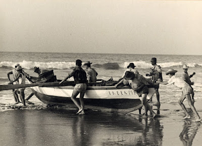 imagen de varios pescadores remolcando un barco 