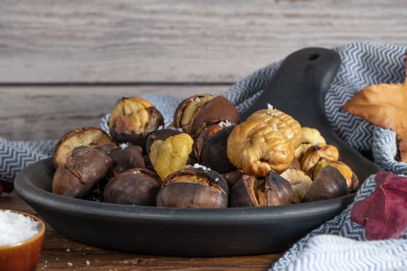 plato de castañas asadas