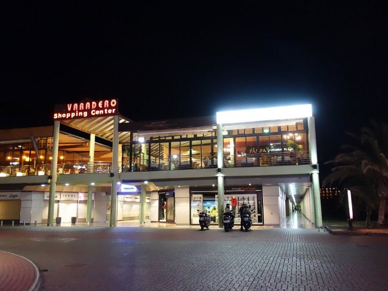 Night image of the facade of the Varadero shopping center