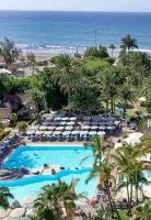 imagen de la piscina del bull costa canaria