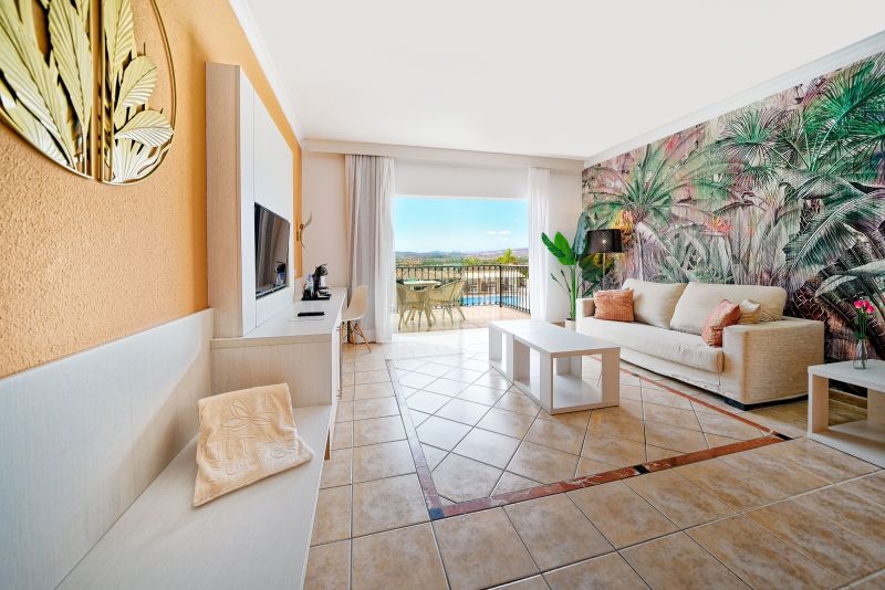 habitación personalizada con vistas a la piscina
