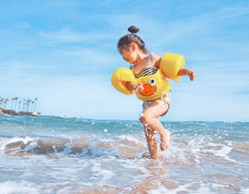 niña en la playa