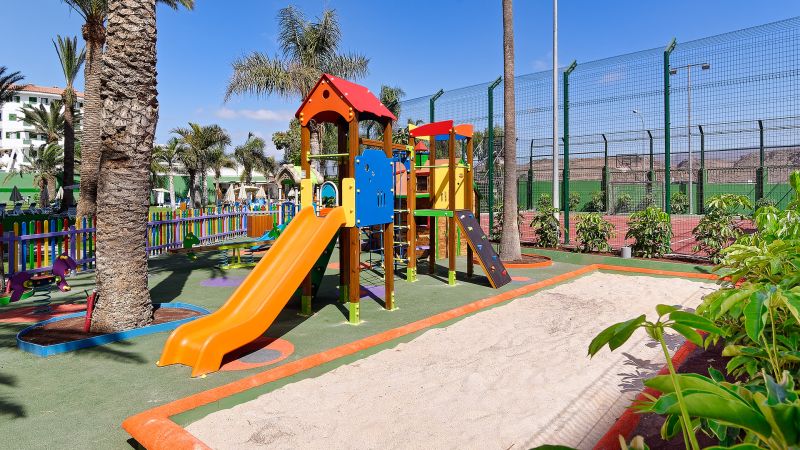 Kinderspielplatz und Sand im Hotel Escorial und Spa
