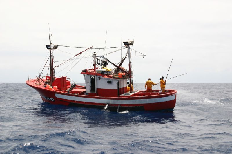 barco en medio del mar pescando