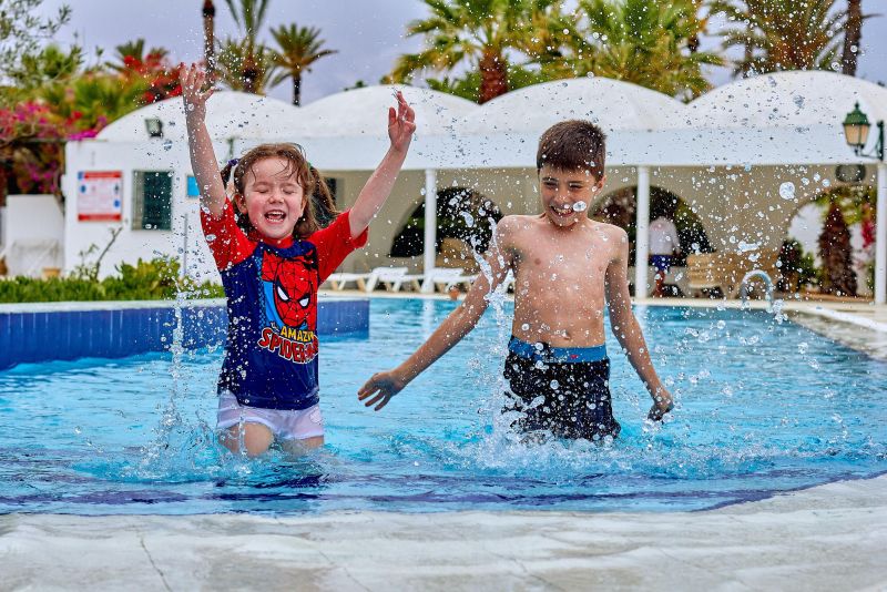 niños jugando en la piscina