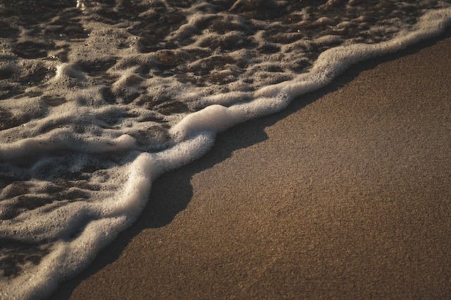 arena y agua del mar en la orilla de una playa