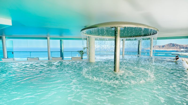 imagen desde el spa del hotel reina isable con la playa de las canteras de fondo